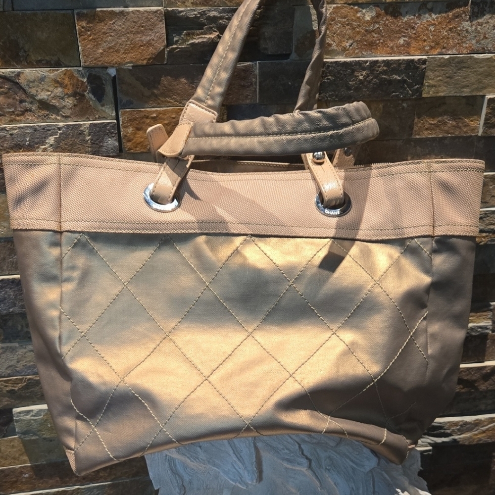Elegant CHANEL Tote Bag
